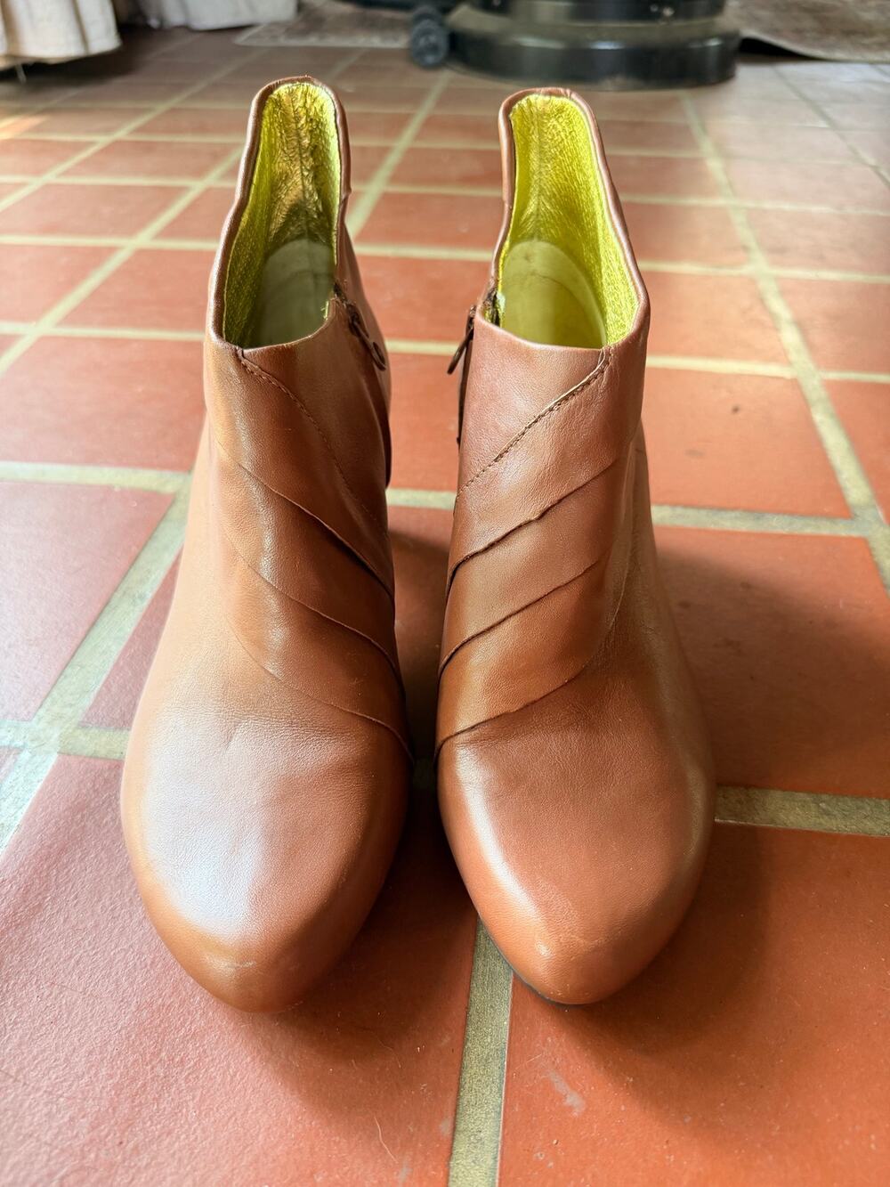 TSUBO Women’s 9 Cognac Leather Ankle Boots Pleated Side Zip Heels EU 40